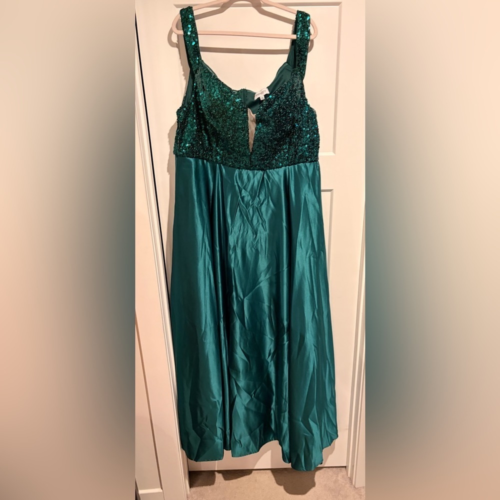 NWOT Elegant Green Woman’s Plus Size 4/5x Sequin Gown